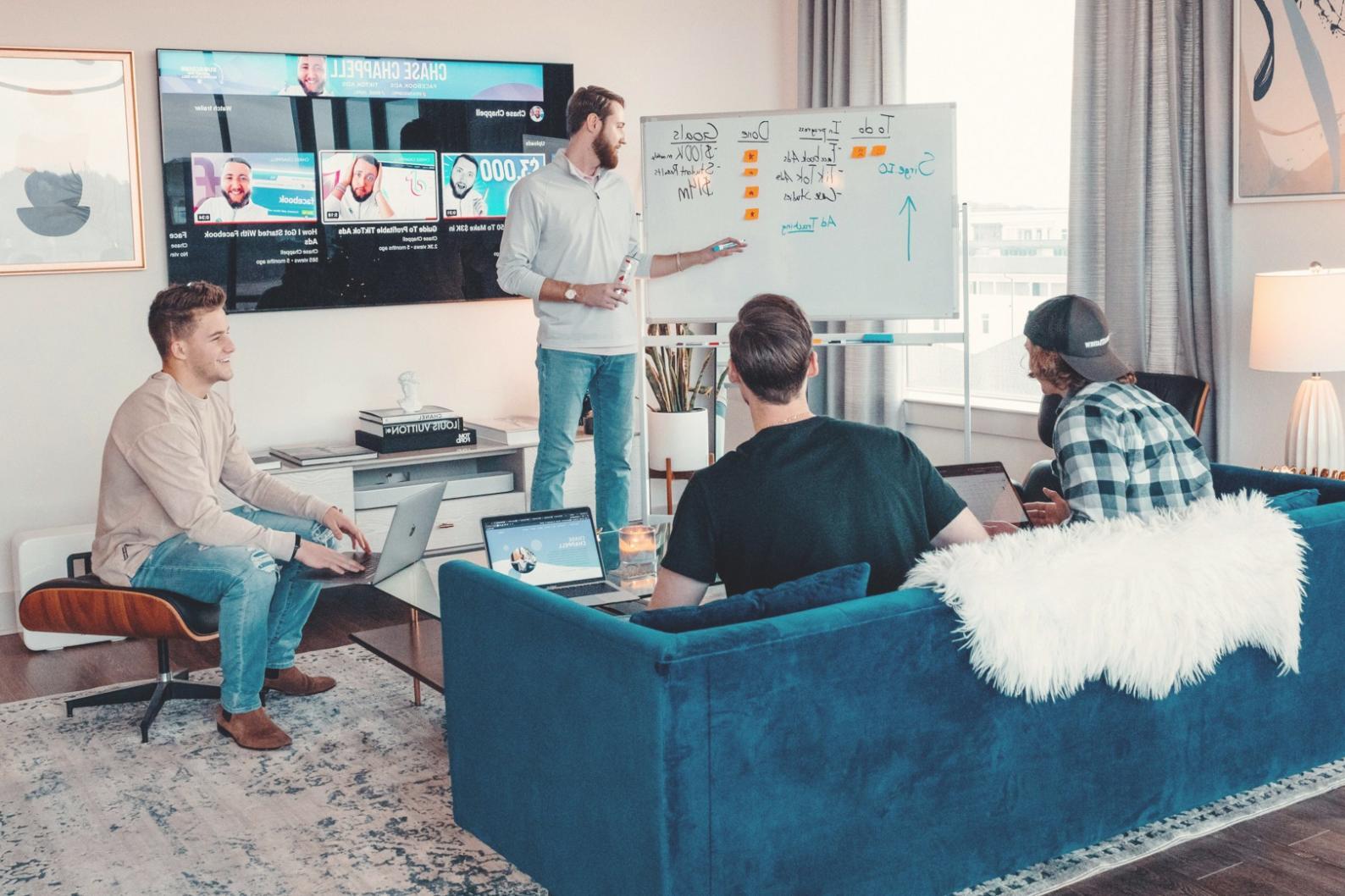 Strukturierte Dokumentenmappe mit Finanzunterlagen