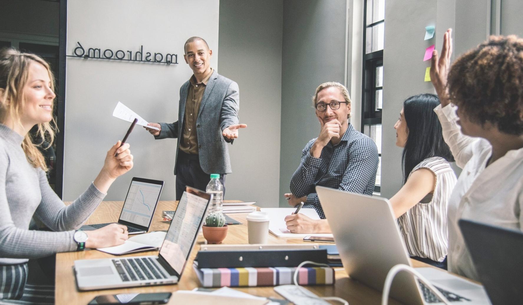 Geordnete Finanzunterlagen bereit für Planungsgespräch