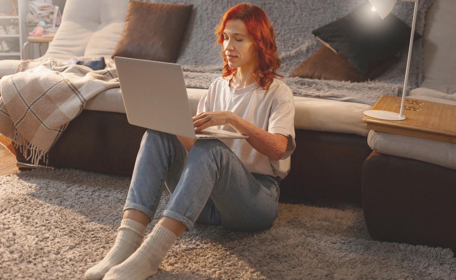 Arbeitsplatz mit Finanzunterlagen und Notizen zur Vorbereitung