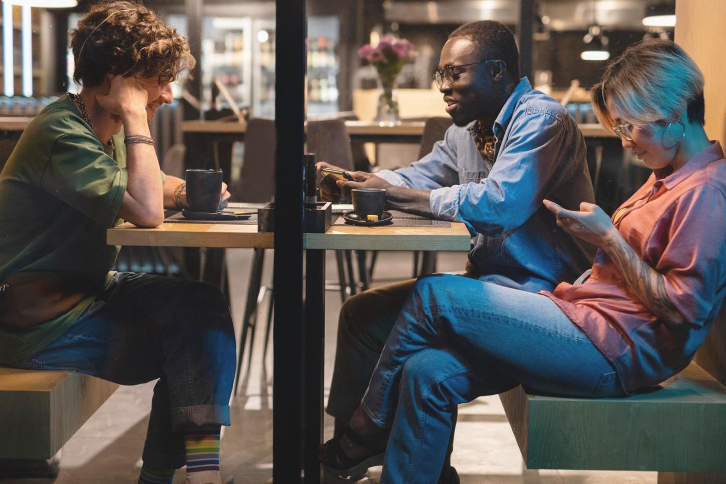 Teilnehmende bei einem Workshop zur Finanzplanung in Langenfeld, arbeiten gemeinsam an praktischen Übungen